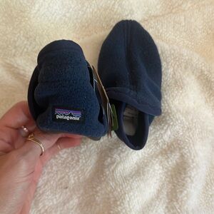 NWT 3-6mos Patagonia Synchilla fleece booties - navy